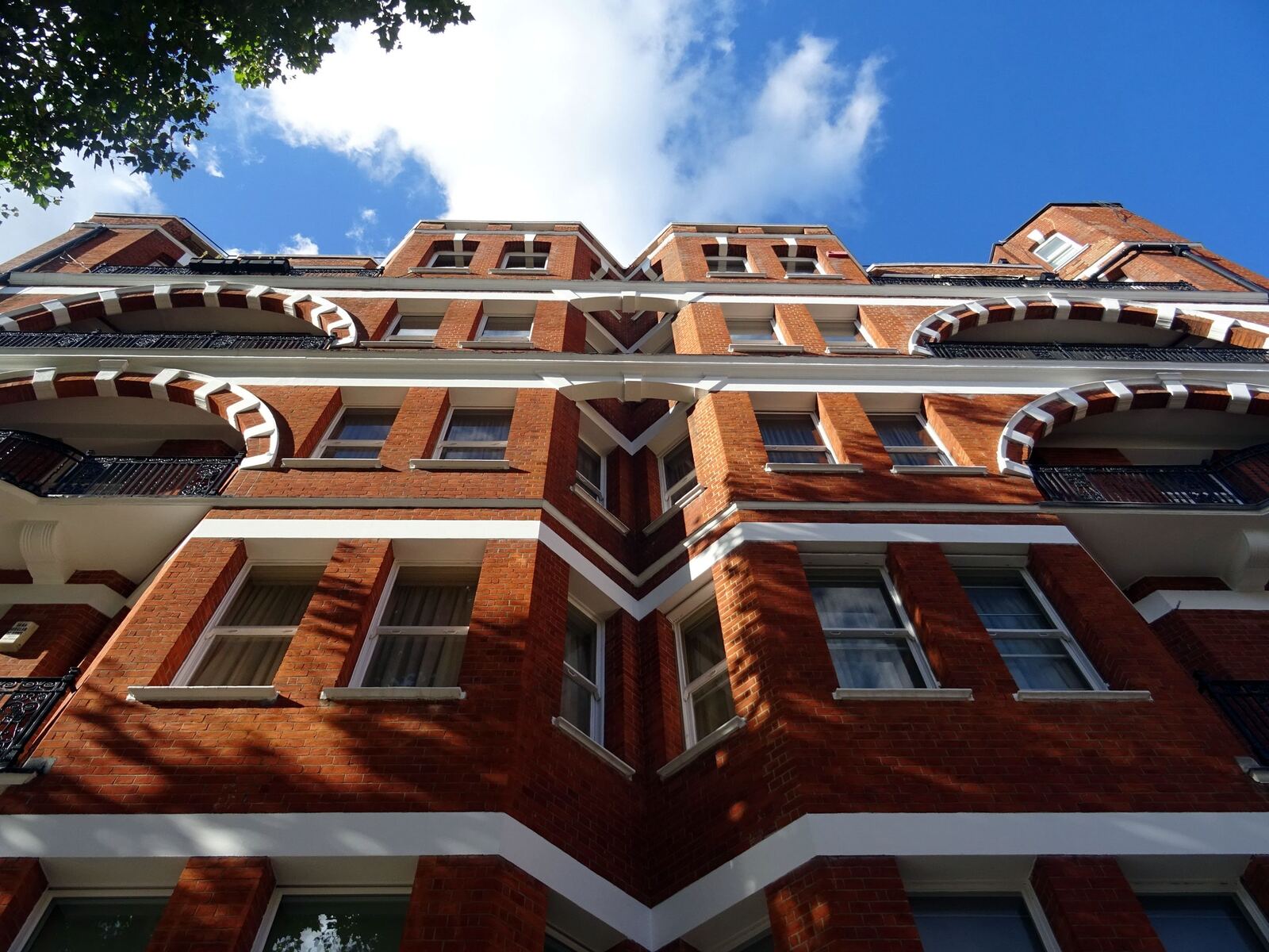 Facade seen from the Meridian Suite side
